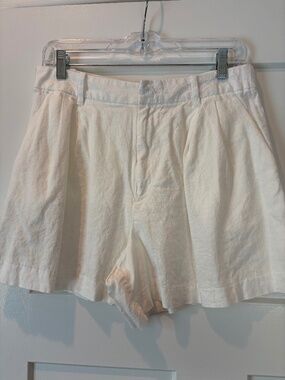 White linen Gap short